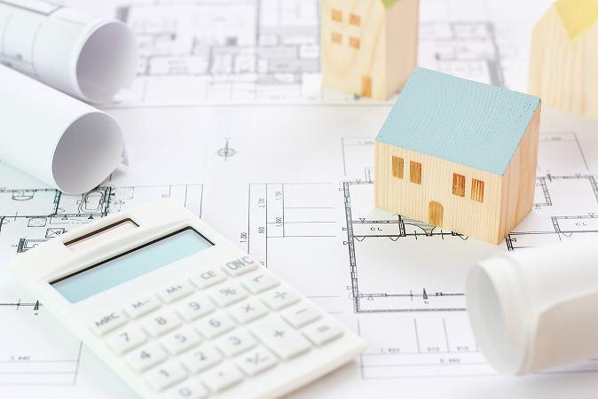 電卓とミニチュアの家