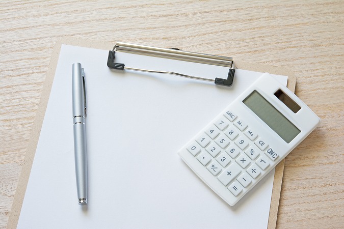 電卓とペン
